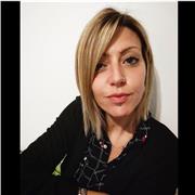 Insegnante di inglese con certificato
Italiano e laurea in comunicazione
Diploma di istituto d'arte